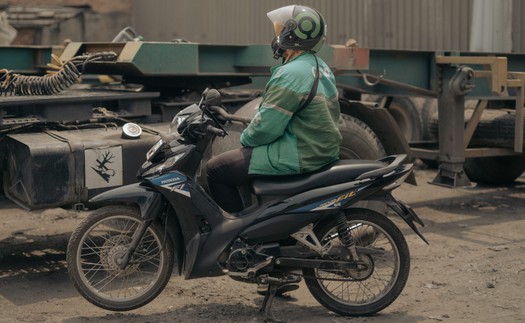 Tình cảnh trớ trêu của tài xế nữ chạy Gojek: Nhận ít đơn, thu nhập thấp chỉ vì khách nam không chịu ngồi sau "tay lái đàn bà"!