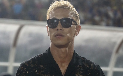 Keisuke Honda gây tranh cãi với thời trang ‘độc lạ’, HLV U22 Campuchia liền có phản bác bất ngờ