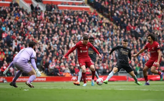 Martinelli trừng phạt sai lầm của Van Dijk, 'nhảy múa' trước hàng thủ Liverpool