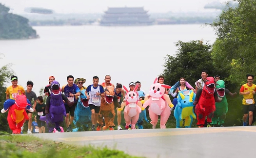 Những runner 'cosplay' siêu ngộ nghĩnh trên đường chạy ở Tam Chúc