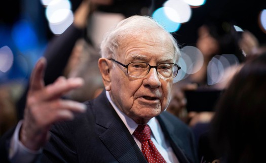 Tỉ phú Warren Buffett nhắc nhở: 'Đàn ông càng BẤT TÀI, vô tích sự thì càng hào phóng 3 việc này'