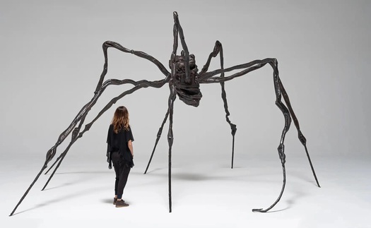 Tác phẩm điêu khắc của nữ nghệ sĩ Louise Bourgeois phá kỷ lục đấu giá