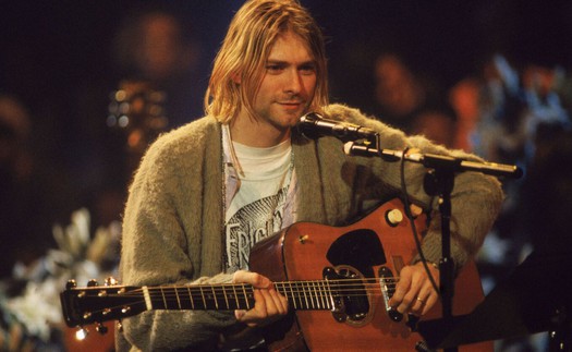 Cây guitar bị đập nát của huyền thoại Kurt Cobain được bán với giá kỷ lục