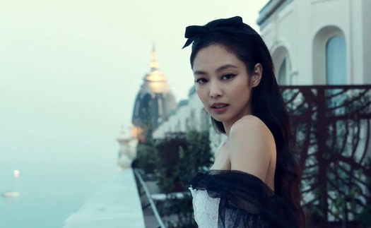 V BTS không đi thảm đỏ Cannes, Jennie Blackpink xuất hiện lộng lẫy giữa ồn ào hẹn hò