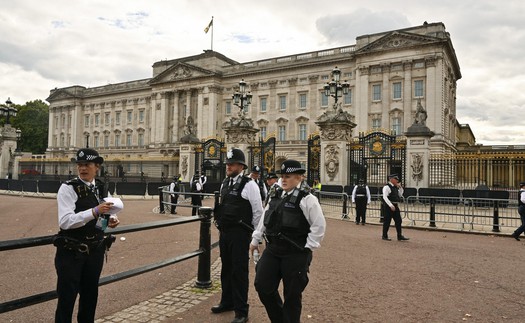 Cảnh sát Anh bắt giữ đối tượng mang hung khí vào Cung điện Buckingham