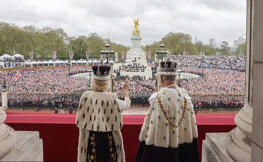 Chùm ảnh hậu trường hiếm hoi của Vua Charles và Vương hậu Camilla trên ban công Cung điện Buckingham hé lộ những góc nhìn chưa từng thấy