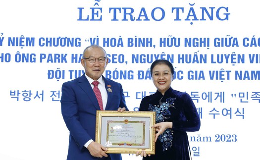 Trao Kỷ niệm chương vì hòa bình, hữu nghị giữa các dân tộc tặng ông Park Hang-seo