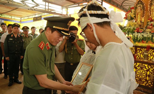 Vụ dùng súng tấn công tại Đắk Lắk: Đoàn công tác Bộ Công an thăm hỏi gia đình các nạn nhân