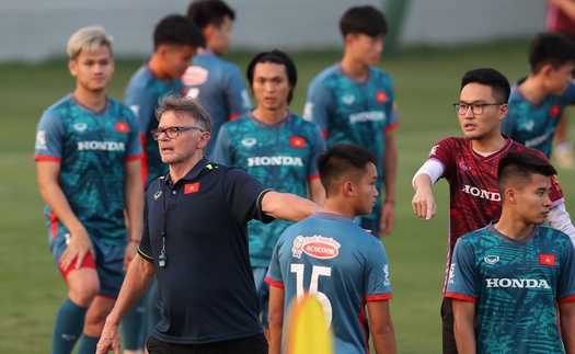 Việt Nam vs Hong Kong: Chờ ông Troussier dụng binh