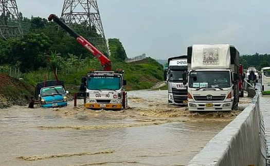 Chào tuần mới: Khi cao tốc... ngập