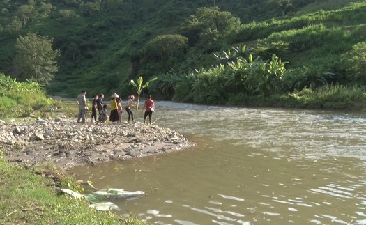 Người đàn ông đuối nước tử vong khi bơi ra sông cứu vợ và 2 con gái