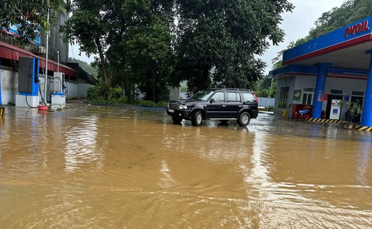 Mưa lớn gây ngập cục bộ nhiều tuyến phố ở Lào Cai 