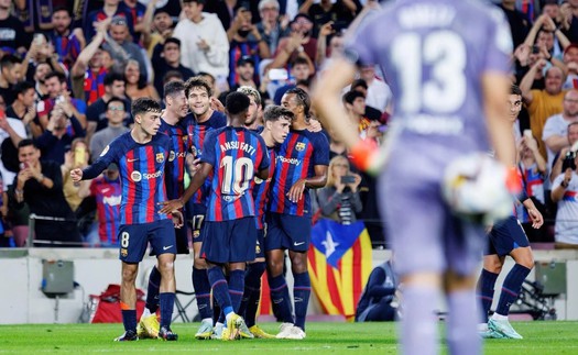 Barcelona giành Joan Gamper Trophy: Phía sau của chiếc cúp