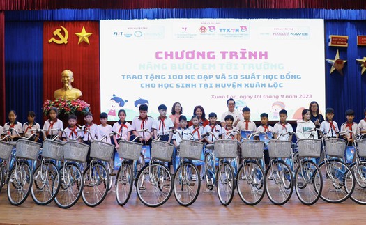 Thanh niên TTXVN trao học bổng cho học sinh nghèo vượt khó ở Đồng Nai