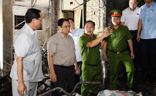 Thủ tướng Phạm Minh Chính kiểm tra hiện trường, thăm các nạn nhân đang cấp cứu sau vụ cháy chung cư mini ở Thanh Xuân, Hà Nội