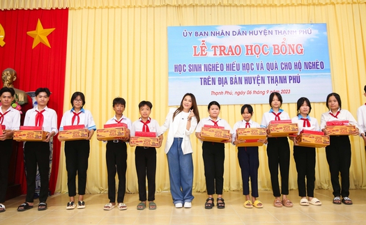 Mỹ Tâm trao 100 suất học bổng cho trẻ em nghèo hiếu học