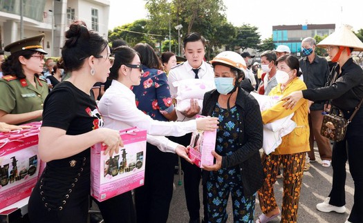 Doanh nhân Phan Thị Mai, Hoàng Kim Khánh trao quà tới bà con khó khăn