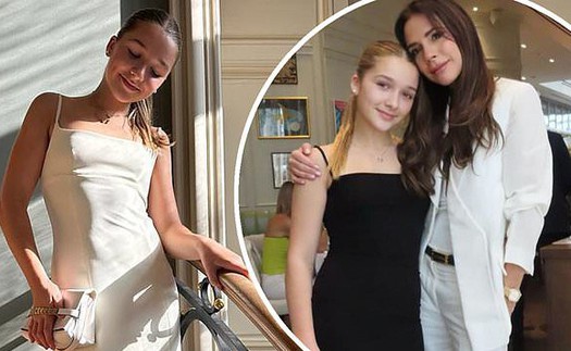 Victoria Beckham thiết kế chiếc váy cho con gái Harper mặc tham dự Tuần lễ thời trang Paris