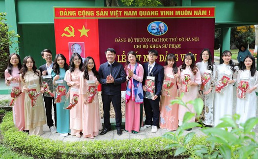 12 sinh viên ưu tú khoa Sư phạm - Trường đại học Thủ đô Hà Nội vinh dự được kết nạp Đảng