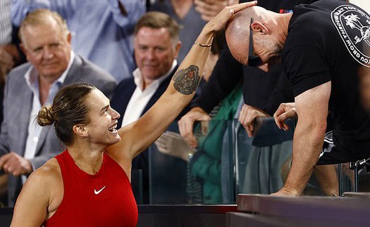 Sabalenka thực hiện 'nghi thức kỳ lạ' khi bảo vệ thành công danh hiệu Australia Open