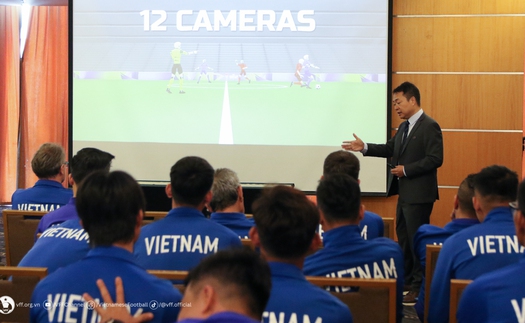 HLV Troussier và học trò cập nhật luật mới tại ASIAN Cup 2023