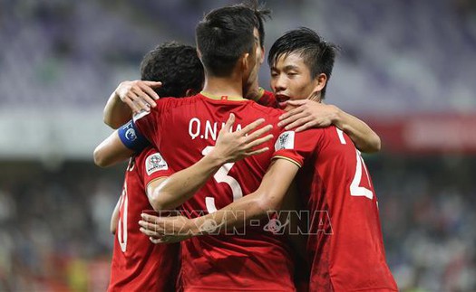 ĐT Việt Nam thắng trận thứ 2 ở Asian Cup và lách qua ‘khe cửa hẹp’ để đi tiếp, báo nước ngoài khen ngợi về siêu phẩm đá phạt