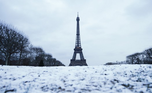 Tuyết phủ trắng xóa Paris, hàng ngàn xe bị mắc kẹt