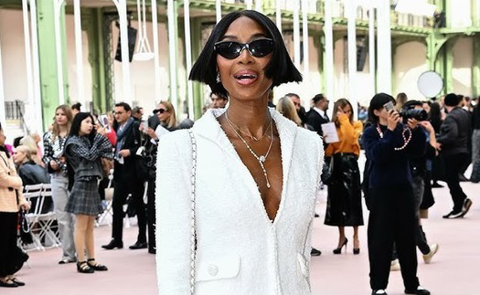 Naomi Campbell vẫn lên sàn diễn sau khi bị tố "ăn chặn" nhiều triệu USD tiền từ thiện