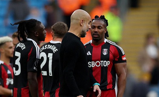 Guardiola gây sốt với hành động quá sức tận tâm, 'nhắc bài' cho cả... đối thủ