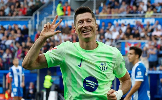 Lewandowski tái sinh: Ôm lấy Lamine Yamal và bắt tay Hansi Flick