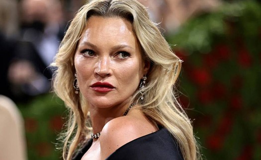 Cựu siêu mẫu Kate Moss vẫn khóc khi buộc phải chụp ảnh bìa khỏa thân ở tuổi 15