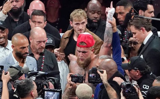 Tung ra hơn 200 cú đấm, Jake Paul đánh bại Mike Tyson và giành 40 triệu USD