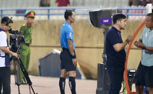 Trọng tài V-League: Chỉ VAR thôi, chưa đủ