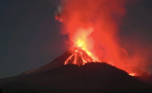 Indonesia: Núi lửa Dukono phun trào dẫn tới cảnh báo hàng không
