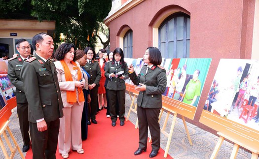 Triển lãm ảnh và tuyên truyền pháp luật nhân tháng hành động về bình đẳng giới