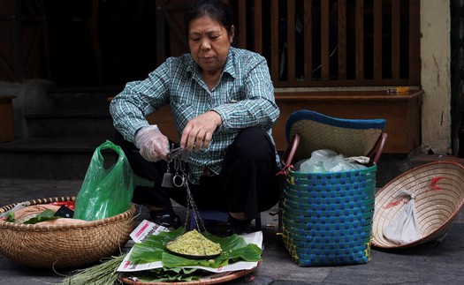 Cuộc sống sau ống kính: Người làng Vòng đi bán cốm Vòng