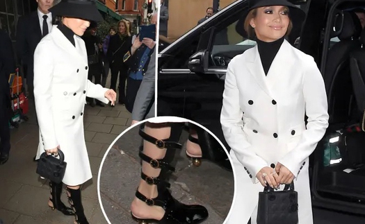 Jennifer Lopez thu hút mọi ánh nhìn với đôi boot giá 2.490 USD có kiểu dáng hở kỳ quặc