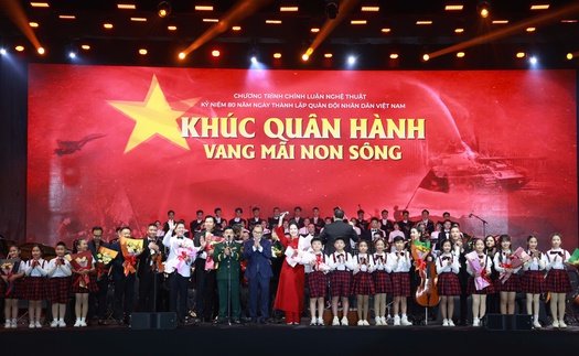 Hàng nghìn quân và dân cùng hoà nhịp "Khúc quân hành vang mãi non sông"
