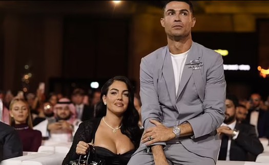Ronaldo 'lỡ miệng' làm rộ tin đồn đã bí mật kết hôn với bạn gái 30 tuổi