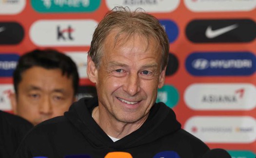 HLV Klinsmann lại có hành động gây phẫn nộ, chính trị gia Hàn Quốc kêu gọi sa thải