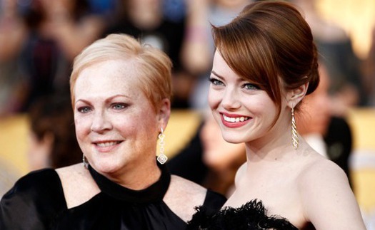 Giải BAFTA 2024: Emma Stone luôn có mẹ phía sau