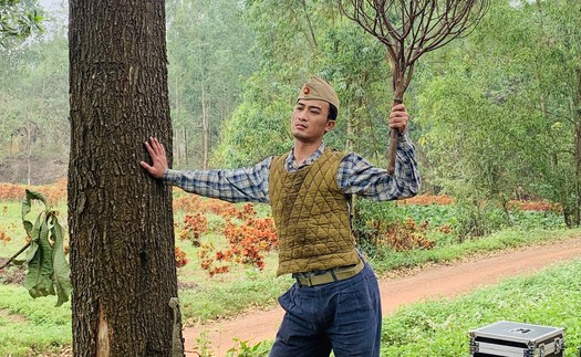 Doãn Quốc Đam tung loạt ảnh hậu trường phim "Đào, phở và piano" khiến dân mạng cười nghiêng ngả