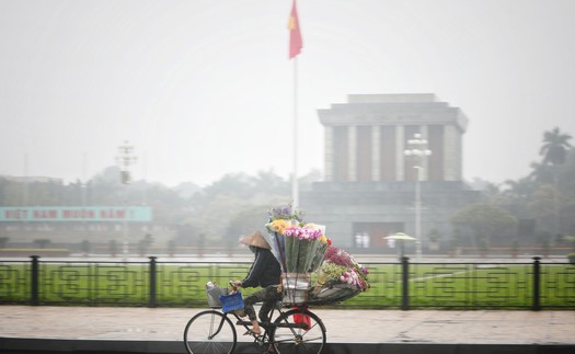 Thủ đô Hà Nội có mưa, sương mù vào sáng sớm