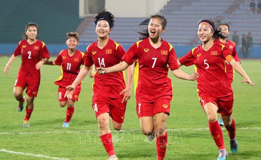 Thi đấu dưới mưa tuyết, đàn em Huỳnh Như ghi bàn vào lưới Uzbekistan, suýt thắng 2-1 khiến CĐV Đông Nam Á khen ngợi