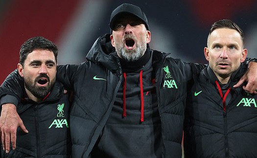 Klopp ăn mừng cực chất: Song ca cùng CĐV Liverpool trong lễ ăn mừng chức vô địch Carabao Cup