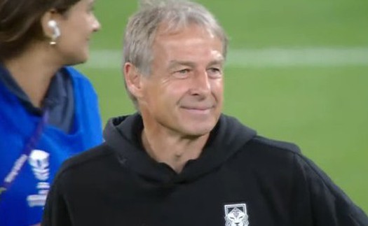 Hàn Quốc bị loại tại bán kết Asian Cup, HLV Klinsmann gây phẫn nộ vì nụ cười khó hiểu