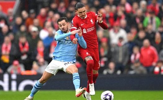 Đôi công nghẹt thở, Liverpool và Man City giúp Arsenal 'mừng thầm' sau trận đại chiến