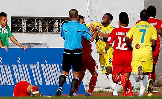 CLB Hải Phòng và Hà Nội FC tạo ra trận cầu bạo lực bậc nhất lịch sử V-League, sân cỏ biến thành võ đài 