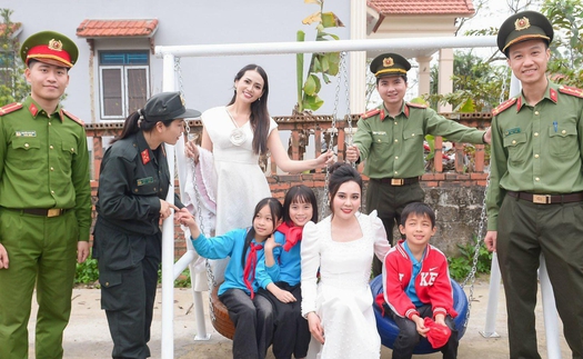 Hoa hậu Phan Kim Oanh tặng sân chơi cho trẻ em vùng biên cương