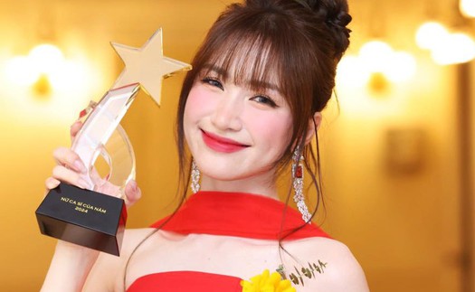 Vừa nhận giải Cống hiến, Hòa Minzy 'khao' fan đi ăn mừng ngay trong đêm